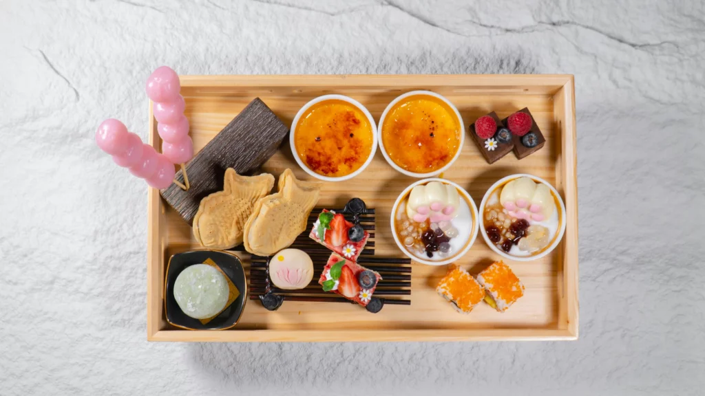 Un plateau de desserts japonais.